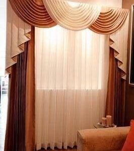 Cortina de tres piezas va colocada en tubos diferentes, seria velo pesada y galeria en conchas