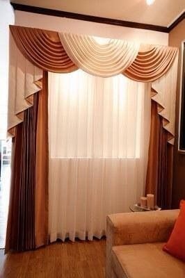 Cortina de tres piezas va colocada en tubos diferentes, seria velo pesada y galeria en conchas