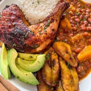 Arroz con pollo frito y menestra con aguacate y maduro