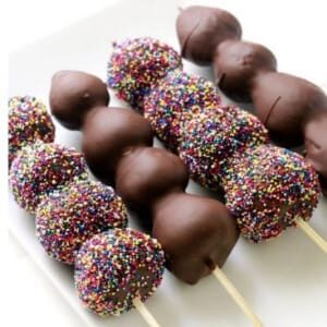 pinchos de frutas con chocolates