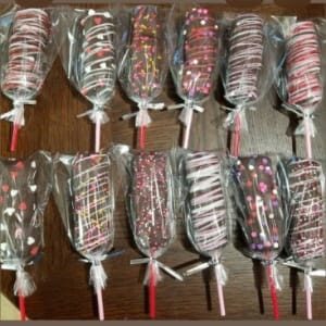 dulces rellenos con chocolates y pepitas de colores