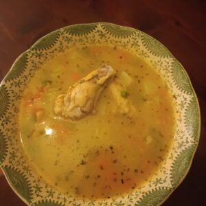 Caldito de gallina criolla .. empanadas